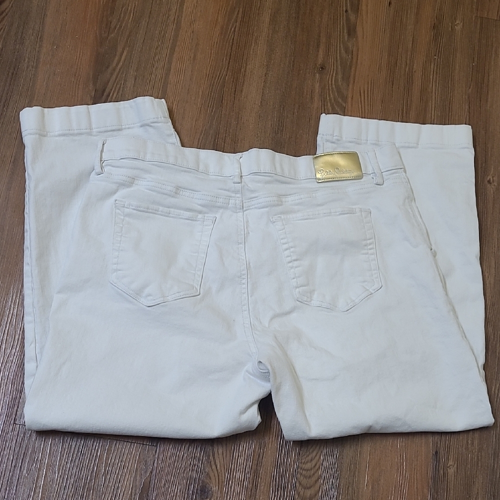 Lily pulizer White Jeans with Gold Accent for women zise 14 used good condition.